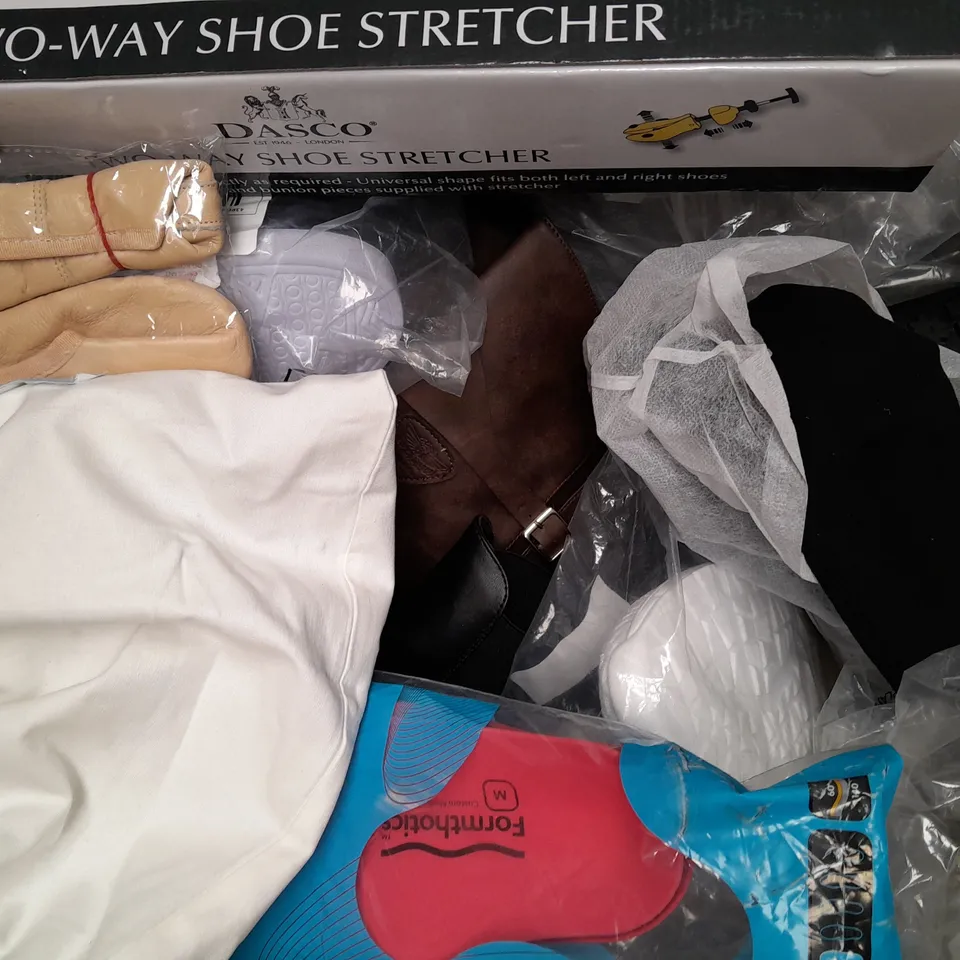 BOX OF APPROXIMATELY 8 ASSORTED PAIRS OF SHOES AND FOOTWEAR ITEMS IN VARIOUS STYLES AND SIZES TO INCLUDE LUKE1977, ASOS, ETC