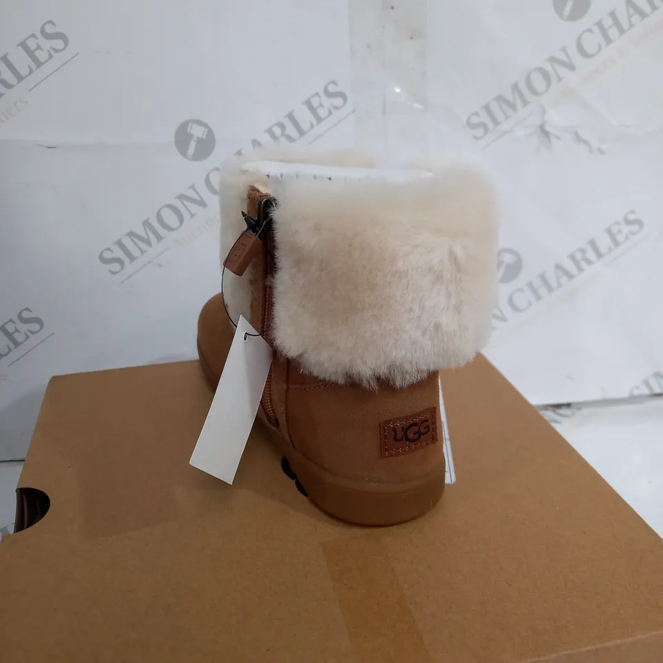 BOXED PAIR OF UGGS BOOTS CHILDRENS SIZE 10