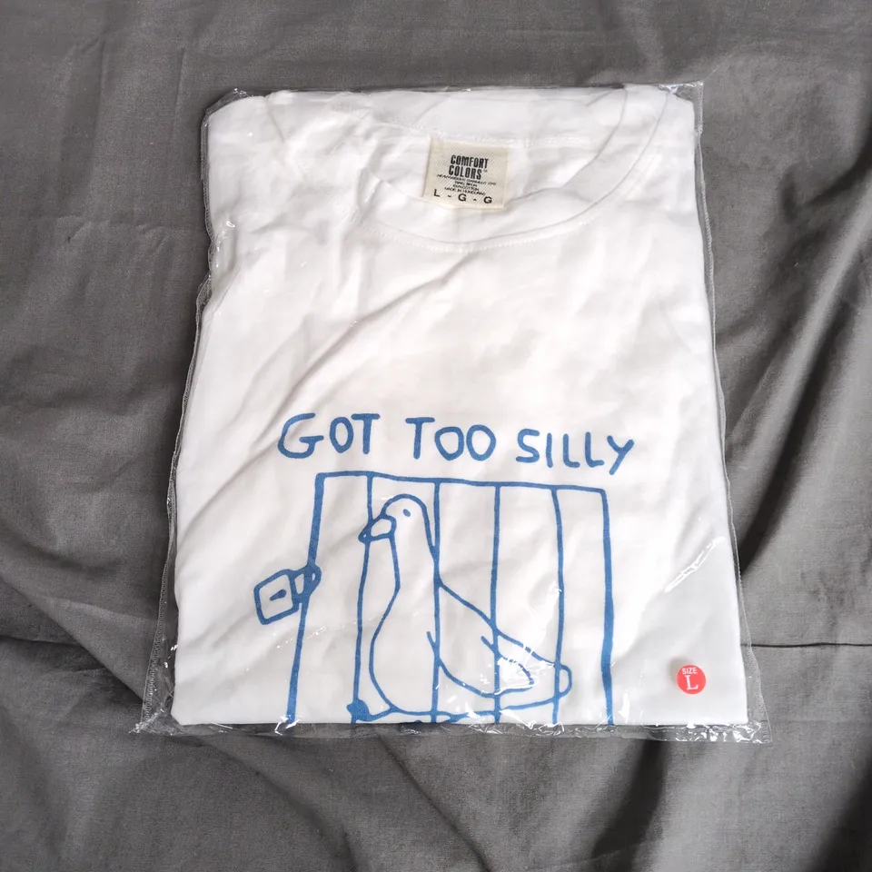 BOX OF APPROXIMATELY 20 ASSORTED CLOTHING ITEMS TO INCLUDE: GOT TOO SILLY SHIRT