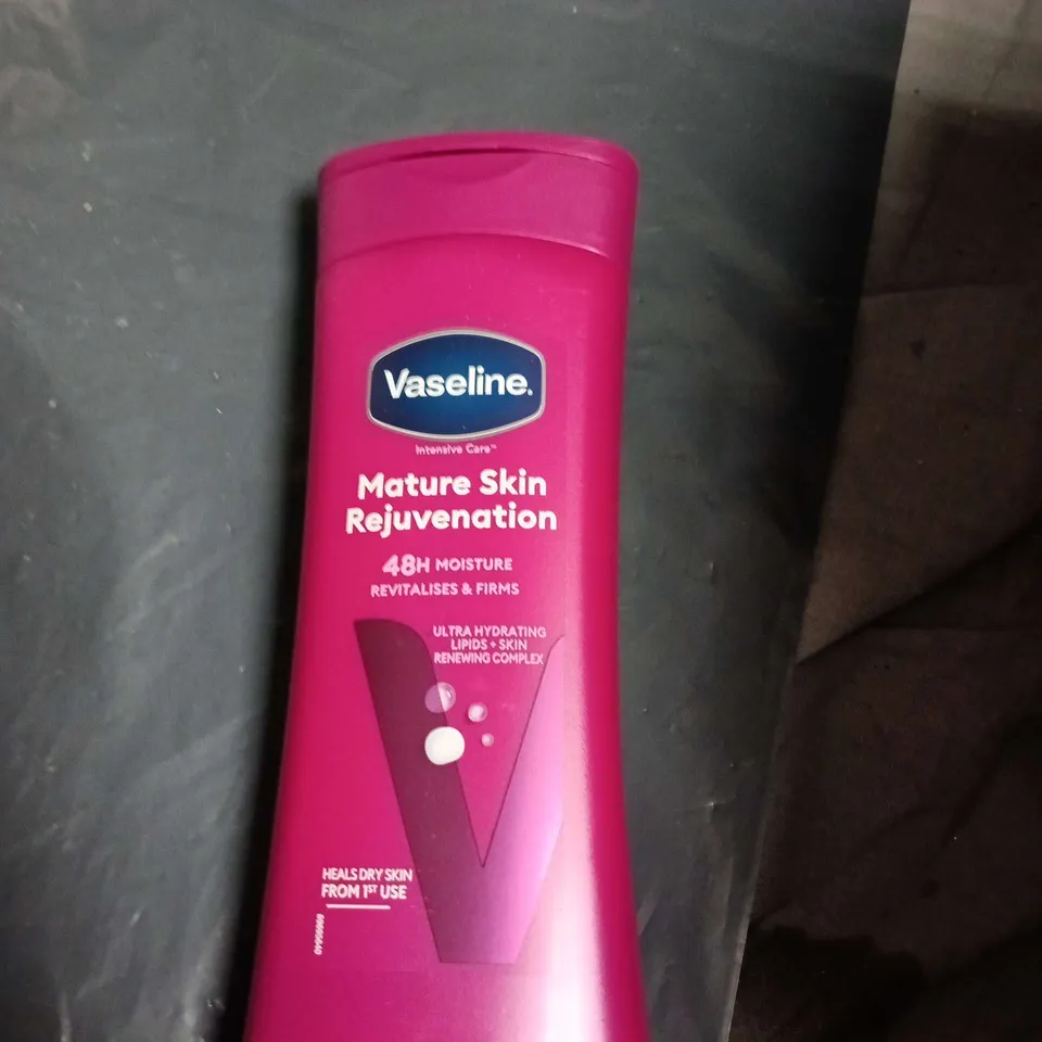 APPROXIMATELY 15 ASSORTED HEALTH AND BEAUTY ITEMS INCLUDING LOREAL HAIRSPRAY , VASELINE MATURE SKIN REJUVENATION AND RADOX STRESS RELIEF BATH SOAK 