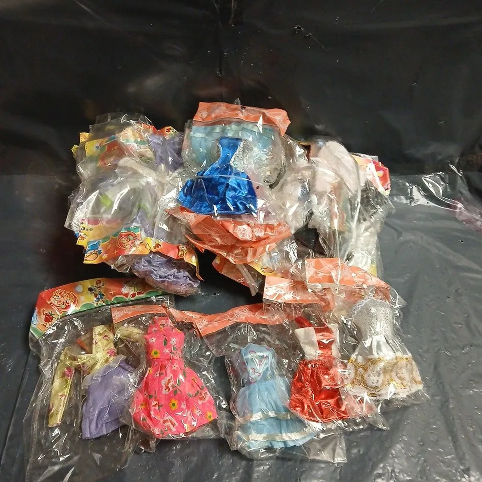 LARGE QUANTITY OF ASSORTED DOLLS CLOTHES