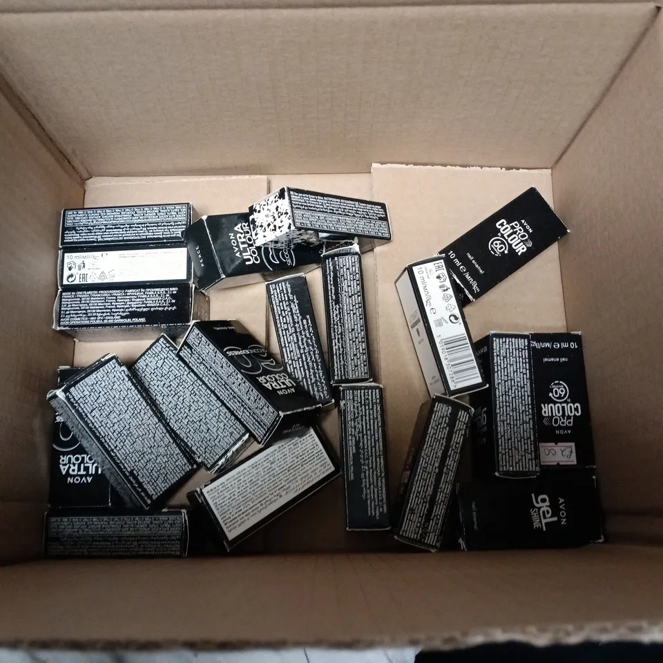 APPROXIMATELY 20 BOTTLES OF AVON NAIL VARNISH VARIOUS COLOURS