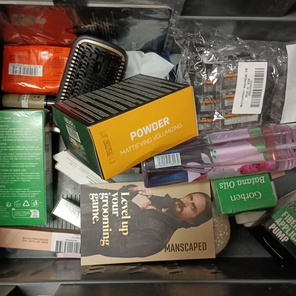 APPROXIMATEY 20 ASSORTED HEALTH AND BEAUTY PRODUCTS TO INCLUDE - ROSE & CO FRAGRANCE MIST - WELEDA REVIVING BATH MILK AND HAIR STYLING POWDER