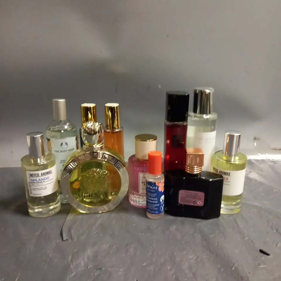 BOX OF APPROXIMATELY 10 ASSORTED UNBOXED FRAGRANCES TO INCLUDE - VERSACE EROS POUR FEMME - ZARA GOLDEN DECADE - VENOM REVERSE PARIS - ETC - COLLECTION ONLY