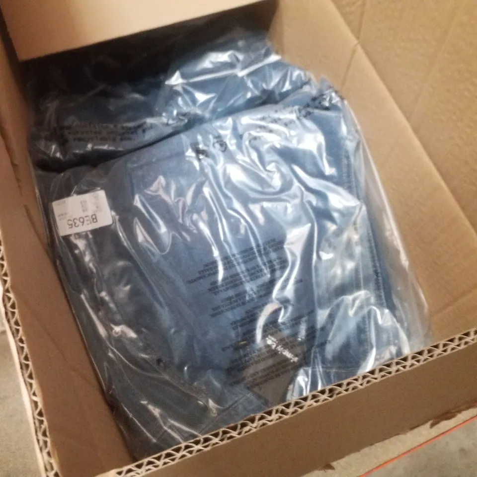 BOX CONTAINING APPROXIMATELY 11 BRAND NEW SIMPLY BE MID BLUE PLEAT DETAIL WIDE LEG JEANS - SIZE 18R
