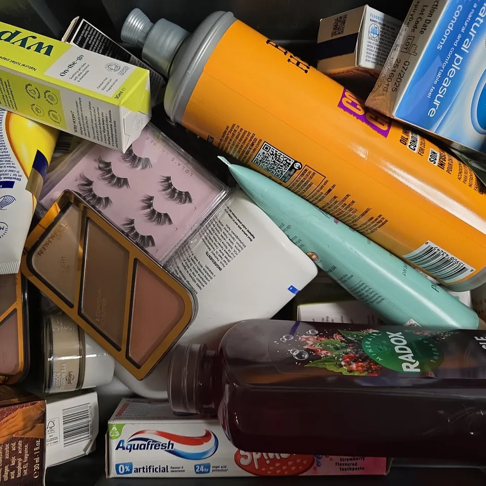 APPROXIMATELY 20 ASSORTED COSMETIC PRODUCTS TO INCLUDE L'ORÉAL, AQUAFRESH, ETC