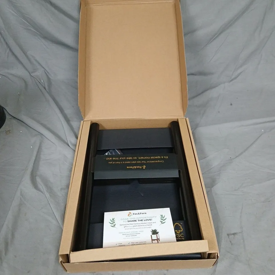 FOX & FERN PLANT STAND – WOODEN, BOXED