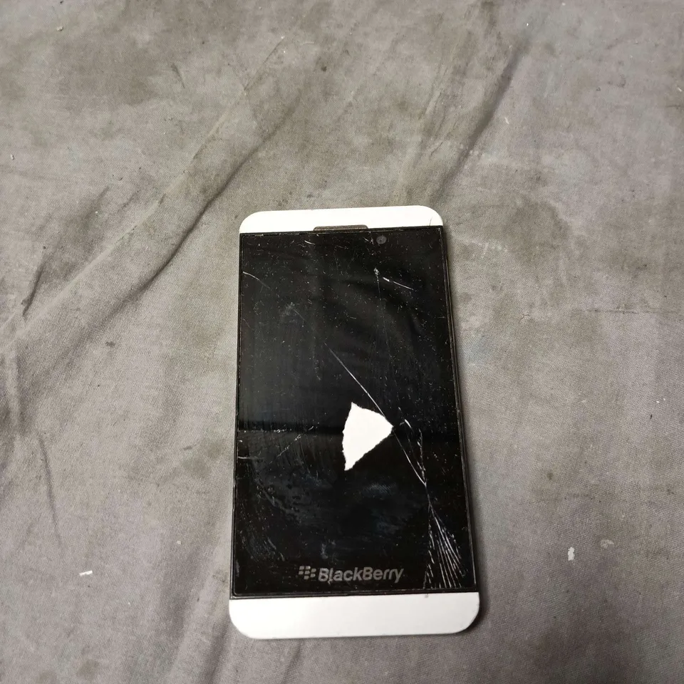 BLACKBERRY SMARTPHONE – WHITE BACK, CRACKED FRONT SCREEN 