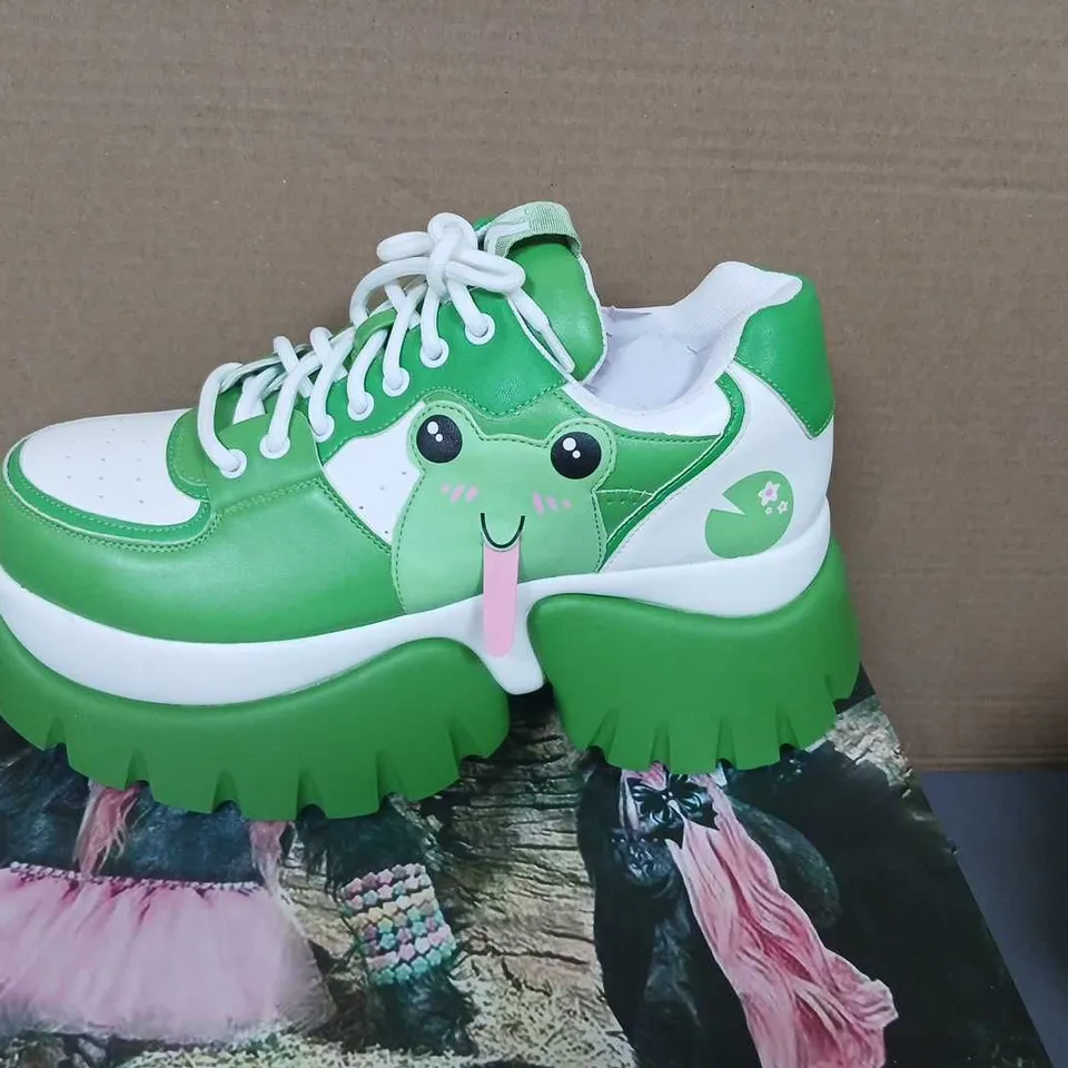 KOI FWOGGY WOGGY SAYS HI CHUNKY TRAINERS – GREEN, UK7