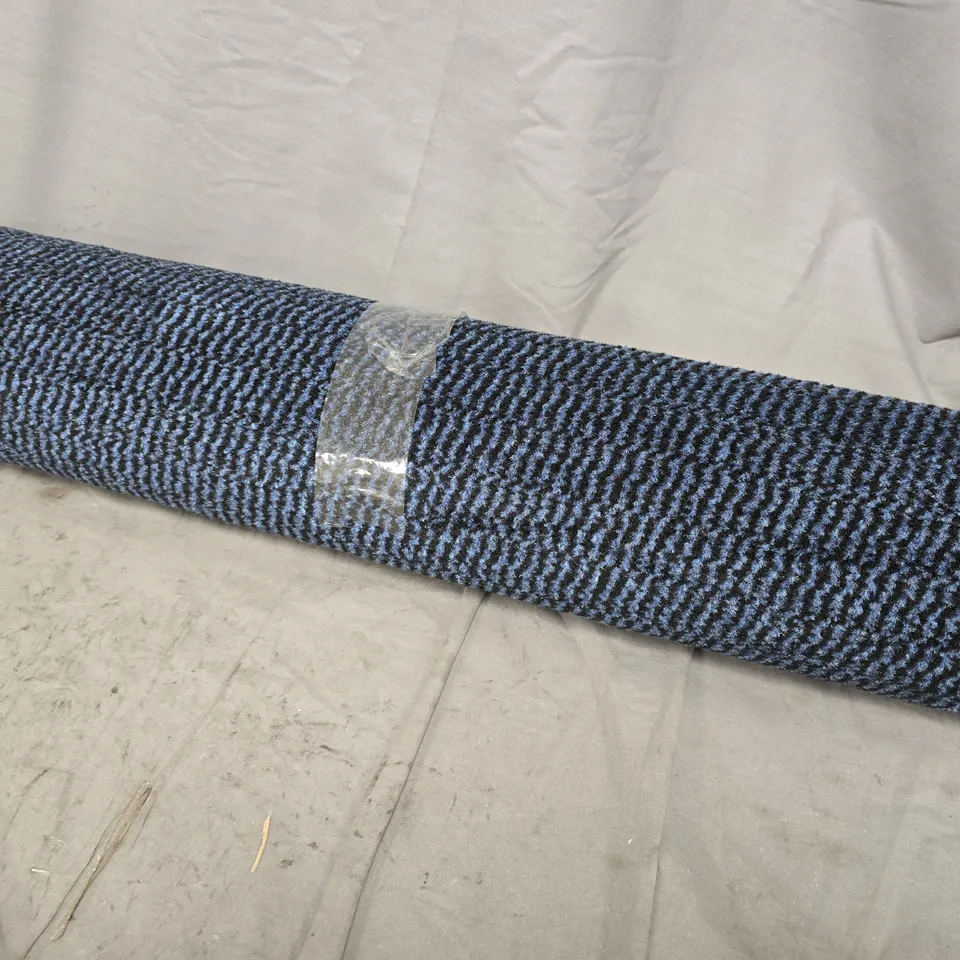 BLUE PATTERNED RUG ROLL - SIZE UNSPECIFIED 