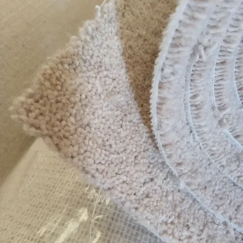 ROLL OF QUALITY GLF 4720 MALT CARPET // APPROX SIZE: 5 x 4.96m