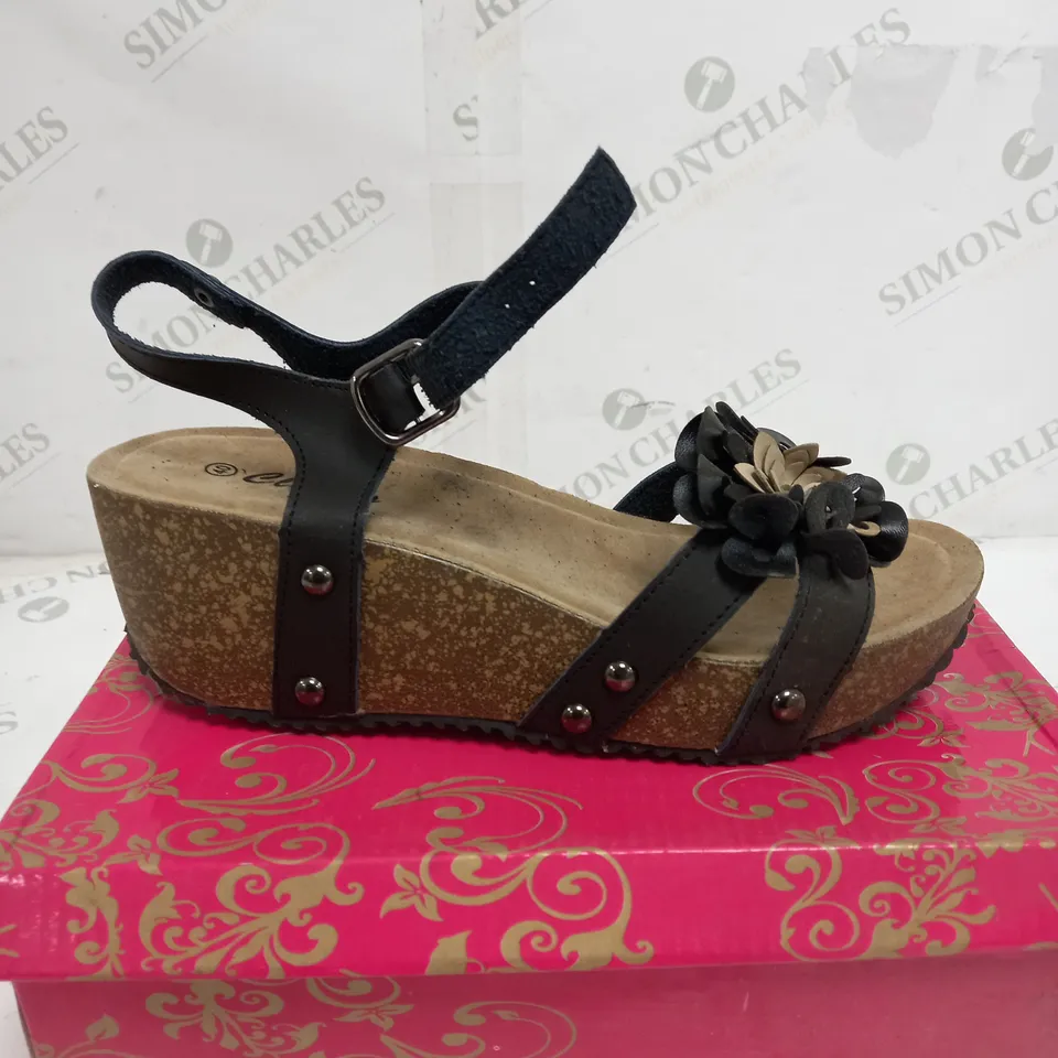 BOX OF APPROXIMATELY 10 ASSORTED PAIRS OF SHOES TO INCLUDE WEDGE SANDALS, BEIGE HIGH SANDALS, BLUE SUEDE BOOTS ETC