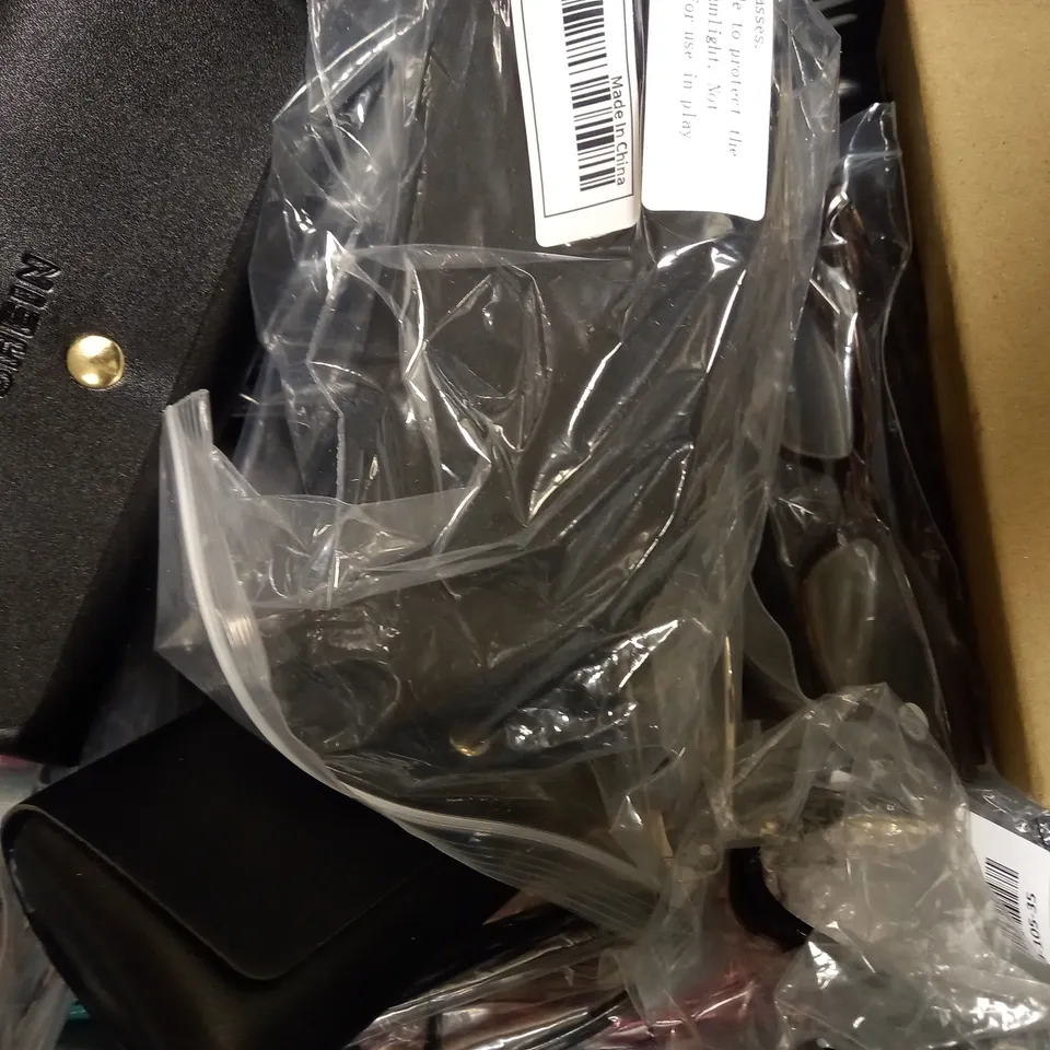 LOT OF APPROXIMATELY 20 ASSORTED EYEWEAR ITEMS, TO INCLUDE SPECTACLES, SUNGLASSES, CASES, ETC