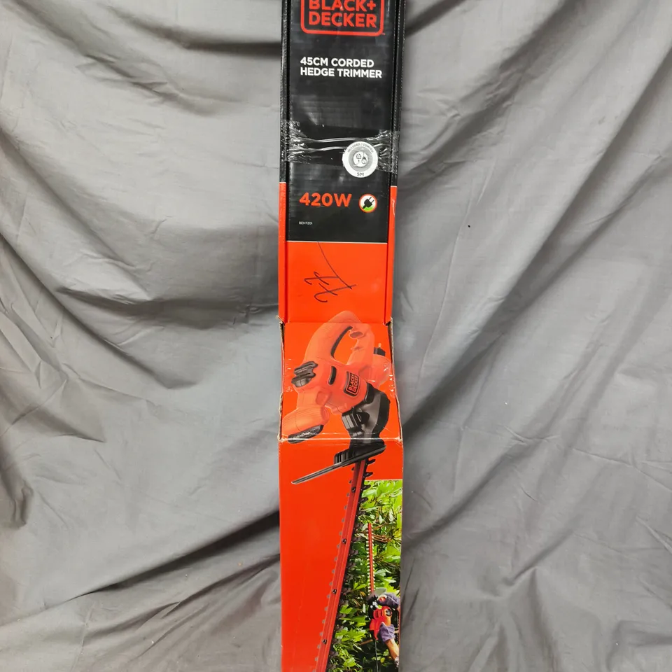 BOXED BLACK & DECKER 420W HEDGE TRIMMER 