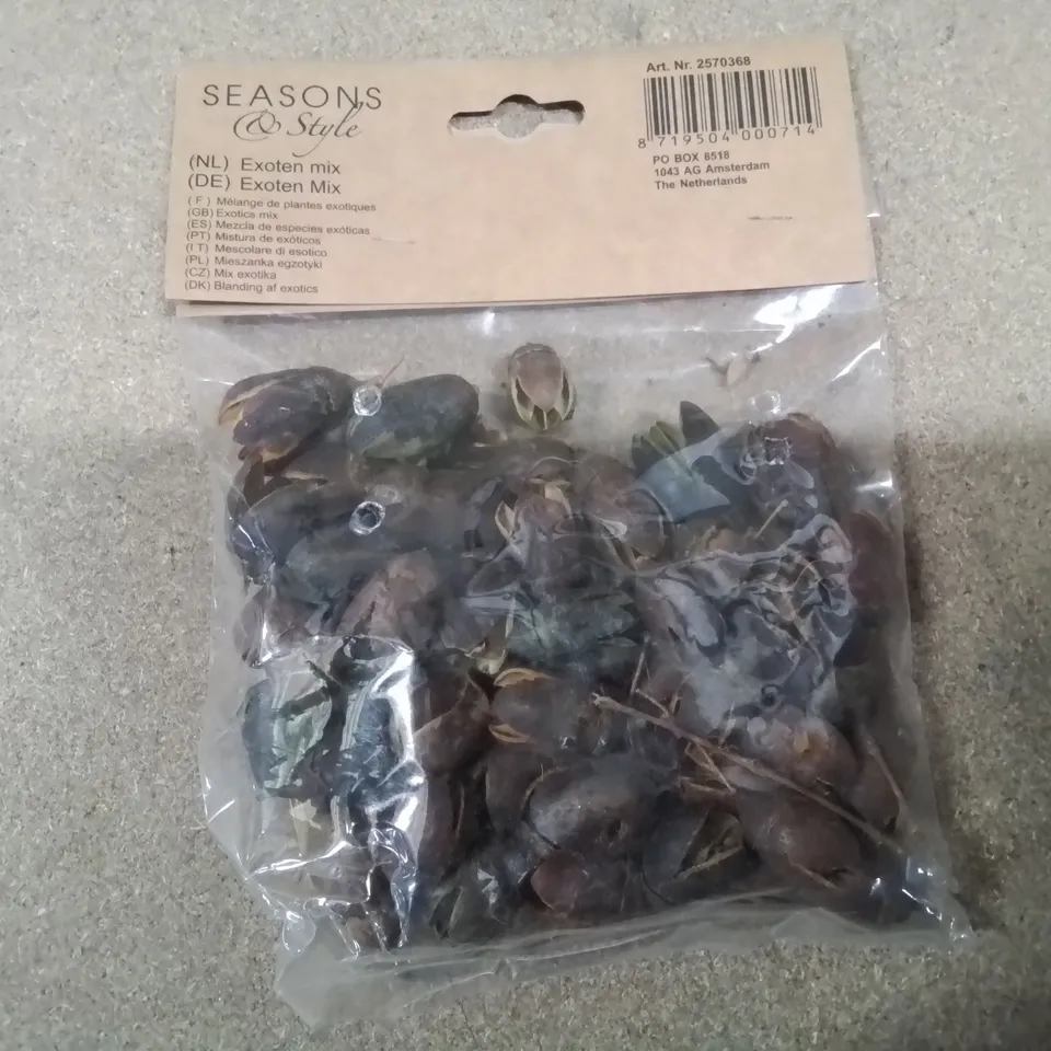 BOX CONTAINING LARGE NUMBER OF BAGGED AND SEALED NATURAL TABLE DECORATION