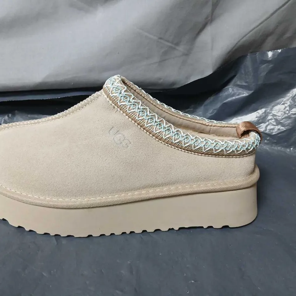  UGG-STYLE WOMEN'S SLIP-ON SLIPPERS – BEIGE SUEDE, LIGHT BLUE STITCH TRIM UK 6