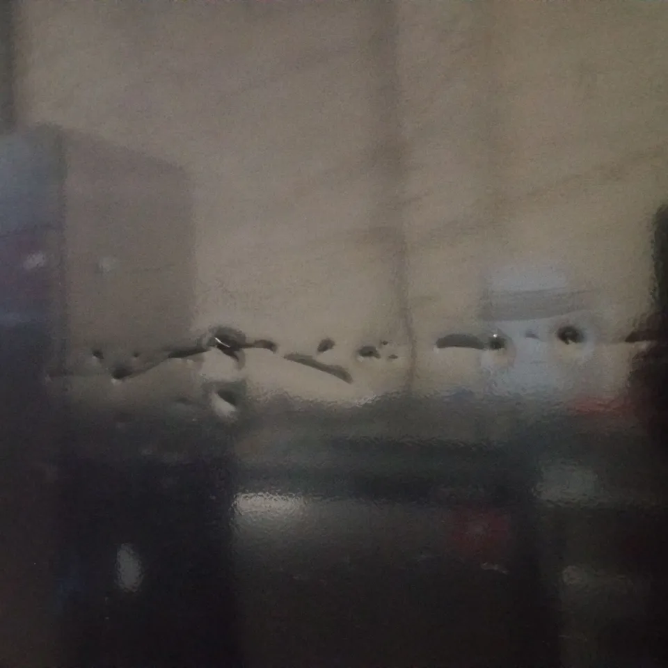 RUSSELL HOBBS FRIDGE FREEZER FREESTANDING FROST FREE WITH REVERSIBLE DOOR, ADJUSTABLE THERMOSTAT & FEET, 70/30 279L, 180CM HIGH, LED LIGHT, BLACK