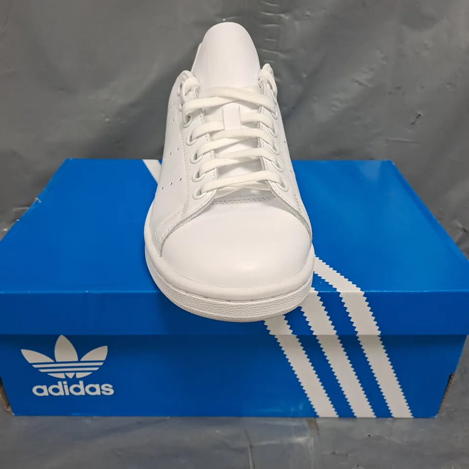 BOXED PAIR OF ADIDAS STAN SMITH J SHOES IN WHITE SIZE UK 5.5