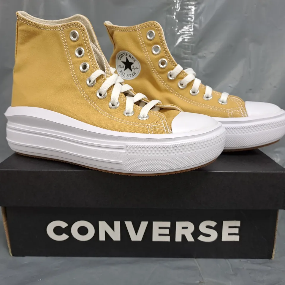 BOXED PAIR OF CONVERSE WOMEN'S SHOES IN SAND DUNE SIZE UK 4