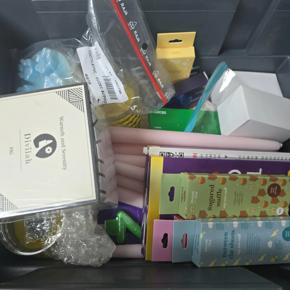 APPROXIMATELY 12 ASSORTED HOUSEHOLD ITEMS TO INCLUDE SCENTED CANDLES, TEALIGHTS, CARD LEDS, ETC