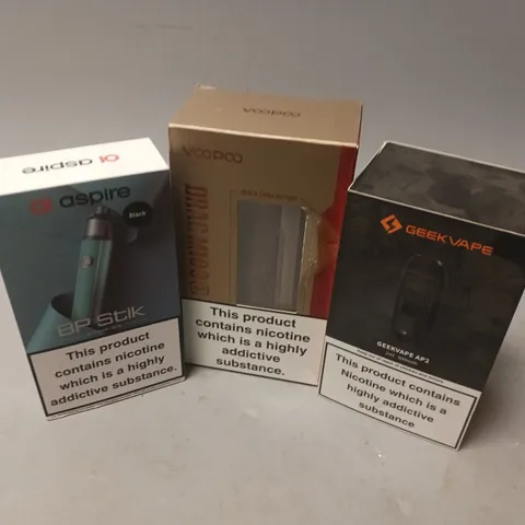 APPROXIMATELY 20 VAPES, E-CIGARETTES & ACCESSORIES TO INCLUDE ASPIRE BP STIK, VOOPOO DRAG M100, GEEKVAPE AP2, ETC