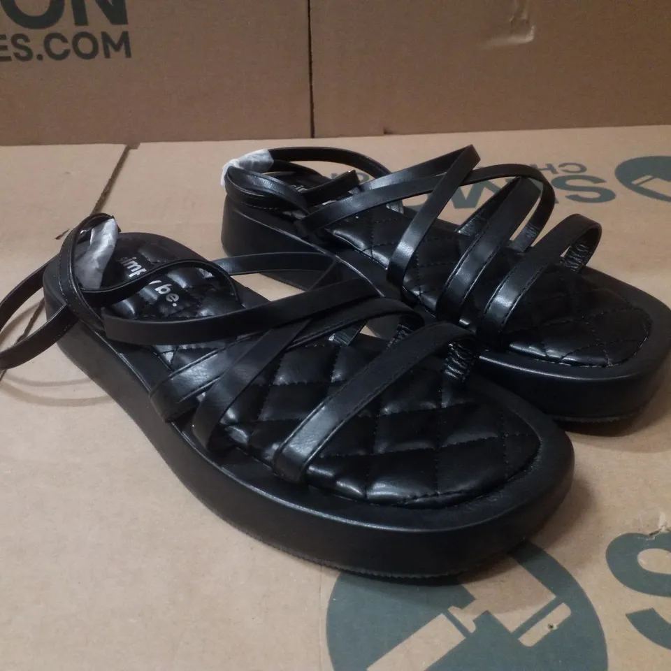 BOX CONTAINING APPROXIMATELY 6 PAIRS OF BRAND NEW SIMPLY BE BLACK PHOEBE EX WIDE SANDALS - SIZE 7