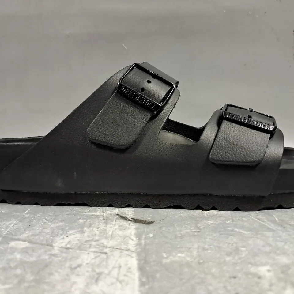 BOXED PAIR OF BIRKENSTOCK ARIZONA BS SANDALS IN BLACK UK SIZE 9.5