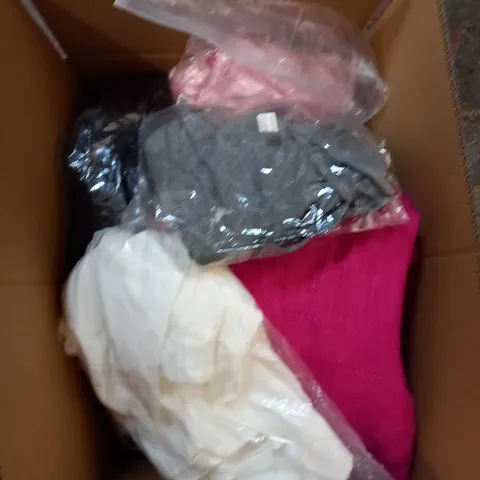 LOT OF ASSORTED CLOTHING AND ACCESSORIES TO INCLUDE; T-SHIRTS, JUMPERS ETC