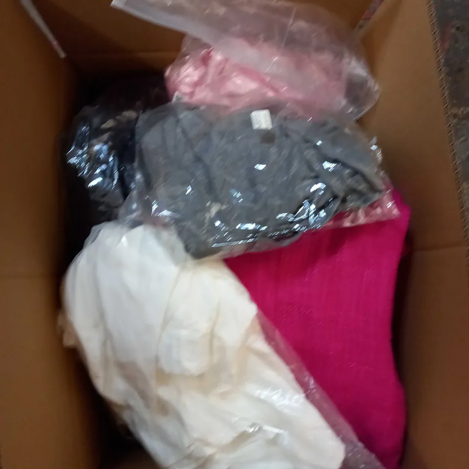 LOT OF ASSORTED CLOTHING AND ACCESSORIES TO INCLUDE; T-SHIRTS, JUMPERS ETC