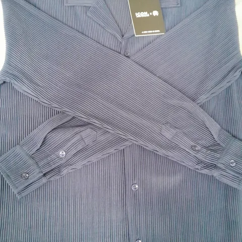 ICON AMSTERDAM PLEATED SHIRT IN NAVY SIZE LARGE