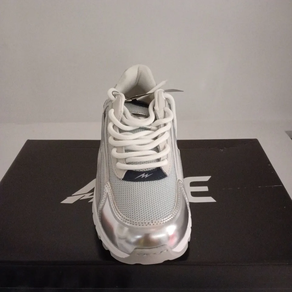 AISE CHROME BLUE COSMO RUNNER UK 8 BOXED