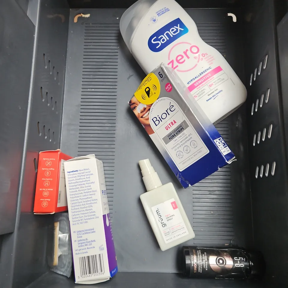 APPROXIMATELY 20 ASSORTED HEALTH & BEAUTY PRODUCTS TO INCLUDE - ESTRID EXFOLIANT - BPERFECT CHROMA COVER MATTE FOUNDATION IN W2 - THE ORDINARY HYALURONIC ACID 2% - ETC