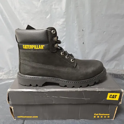 BOXED PAIR OF CAT COLORADO 2.0 BOOTS IN BLACK - UK 8