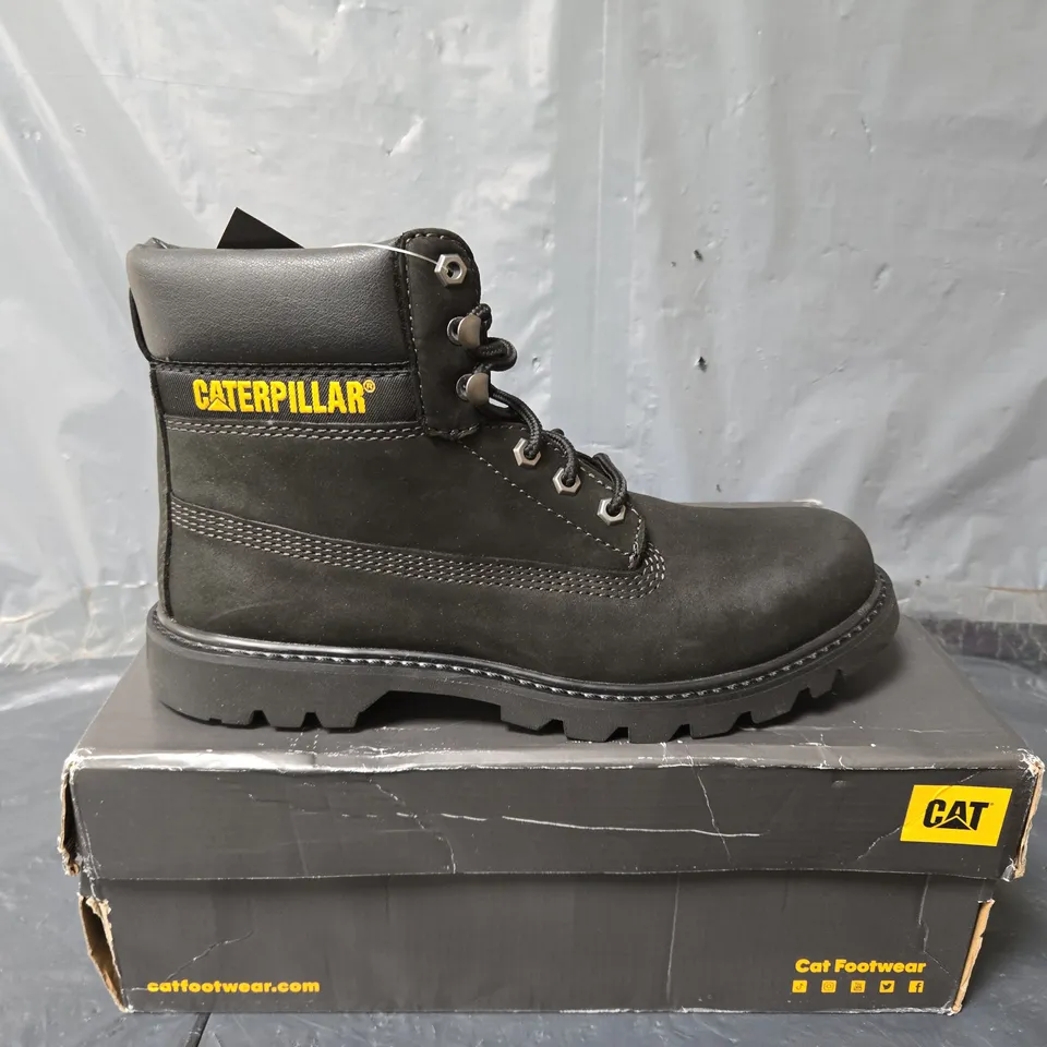 BOXED PAIR OF CAT COLORADO 2.0 BOOTS IN BLACK - UK 8