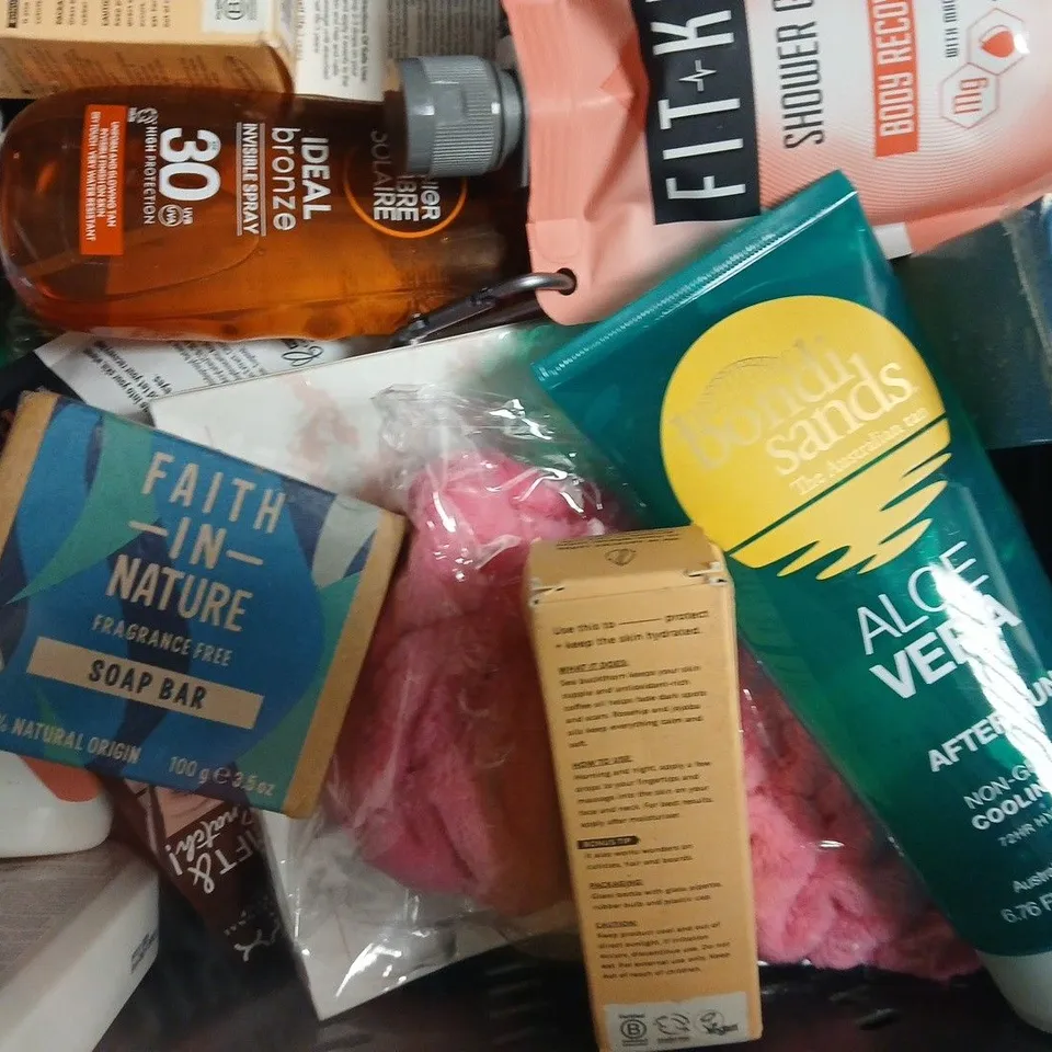APPROXIMATELY 18 ASSORTED COSMETIC ITEMS TO INCLUDE GARNIER, COLGATE, ETC - COLLECTION ONLY