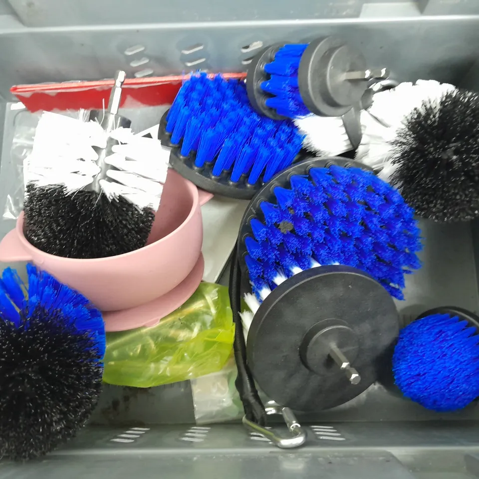APPROXIMATELY 10 ASSORTED HOUSEHOLD ITEMS TO INCLUDE SCRUBBERS, ANTI-BACTERIAL WIPES, PERSIL 3IN1 CAPSULES, ETC