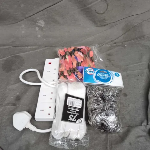 APPROXIMATELY 15 ASSORTED HOUSEHOLD ITEMS TO INCLUDE EXTENSION LEAD, STAINLESS STEEL SCOURERS AND PLASTIC SPOONS