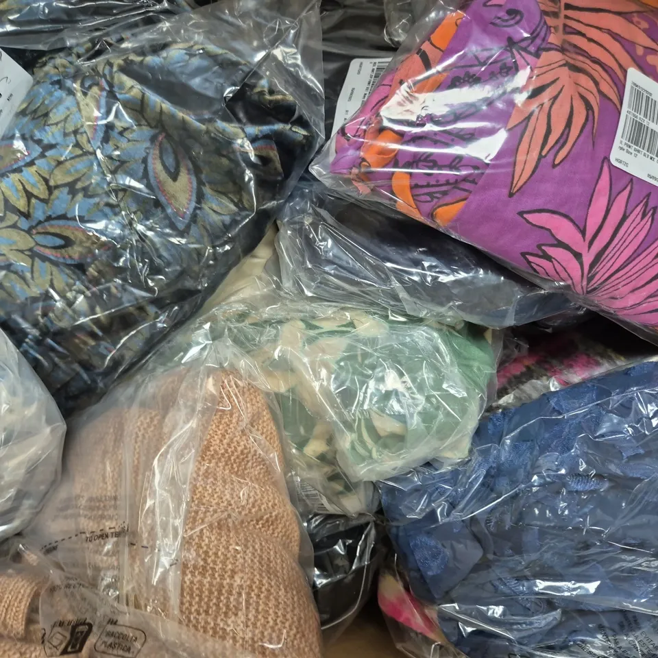 BOX OF APPROXIMATELY 20 ASSORTED CLOTHING AND FASHION ITEMS IN VARIOUS COLOURS, STYLES, AND SIZES - COLLECTION ONLY