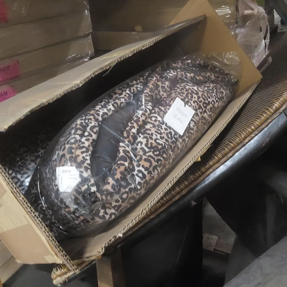 PALLET CONTAINING 6x DINING CHAIRS, 1x 8KG DUMBELL, 2x LEOPARD PRINT PADDED COATS