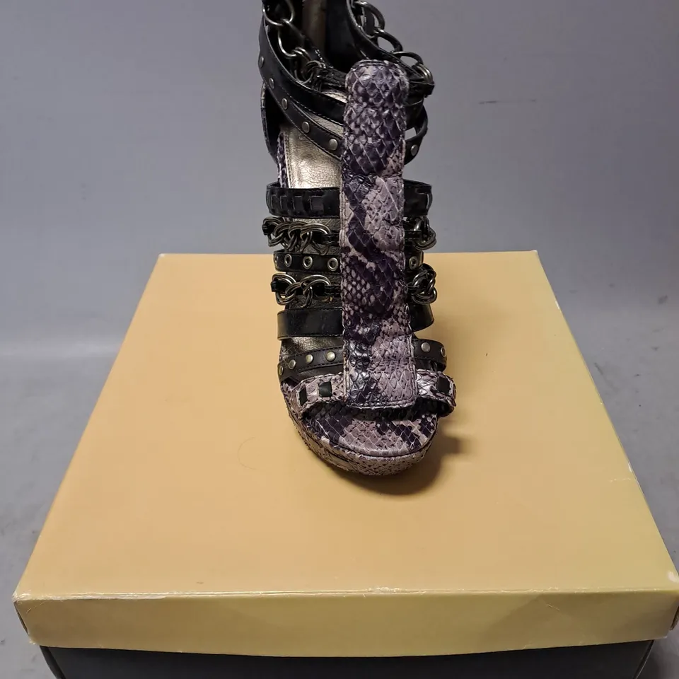 BOXED PAIR OF CARVELA STRAPPY CHAIN DETAIL PLATFORM STILETTO HEELS IN PURPLE SNAKE PRINT SIZE 7