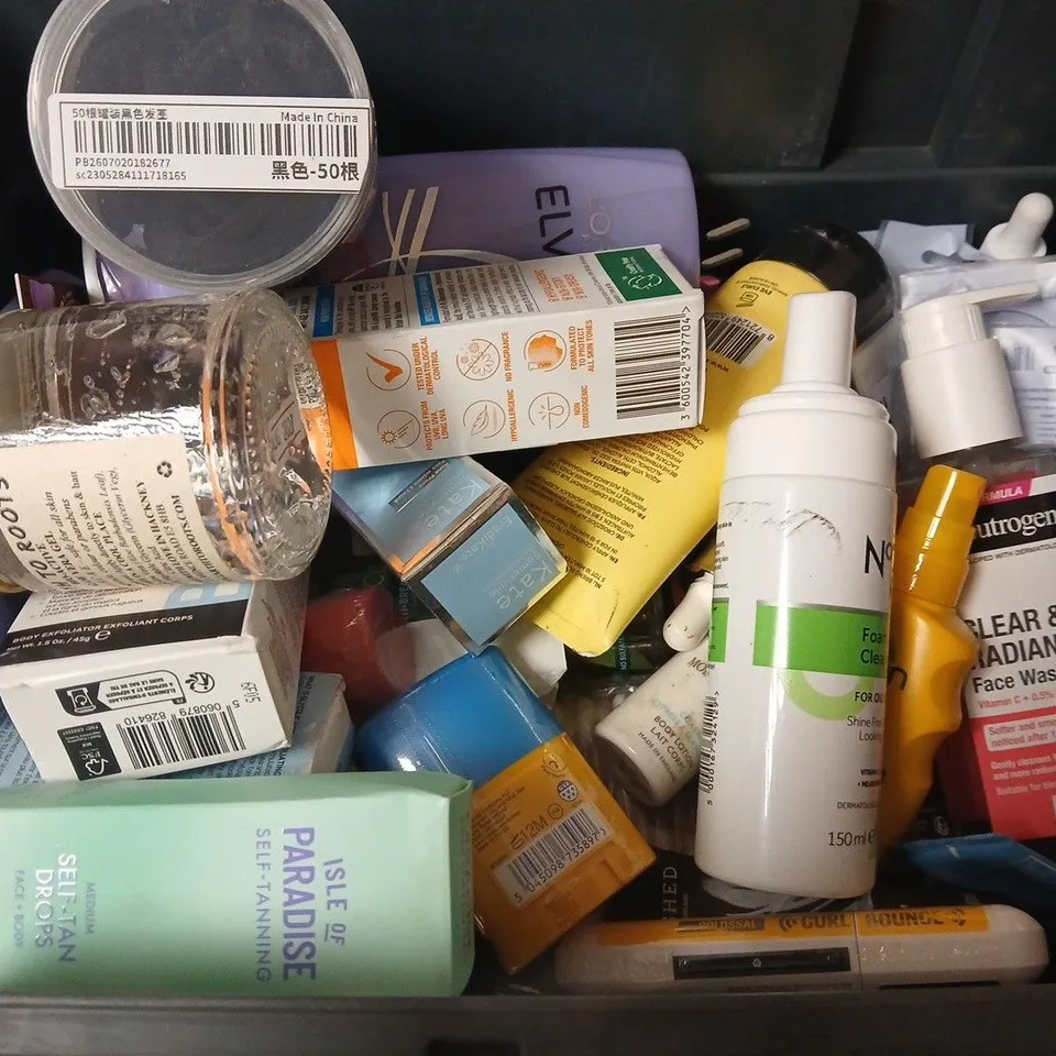 APPROXIMATELY 15 ASSORTED HEALTH & BEAUTY PRODUCTS TO INCLUDE LOREAL ELVIVE MOISTURE LOCKING CONDITIONER, GARNIER ANTI-AGE CREAM, BEAUTY JOSEON PROBIOTICS, ETC - COLLECTION ONLY