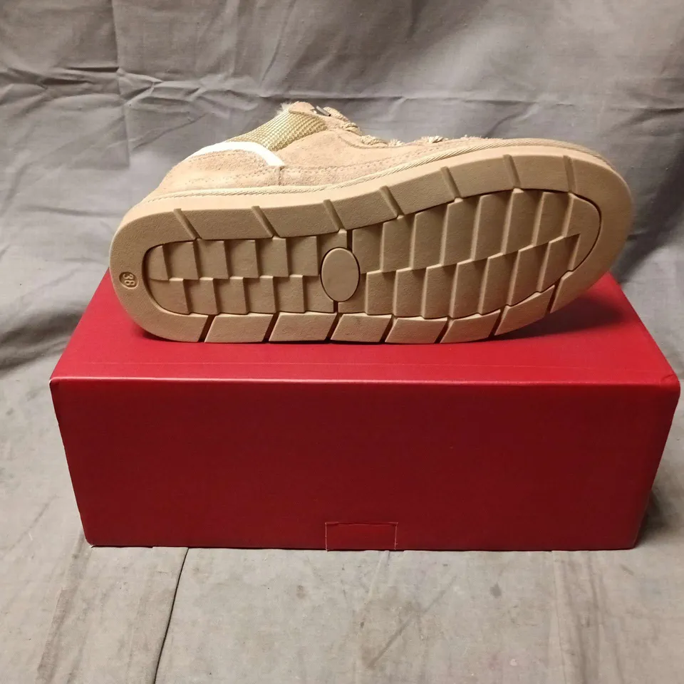 BOXED PAIR OF  EVELL HOOTD BEIGE SUEDE CASUAL SNEAKERS – UK 5 (EU 38) 