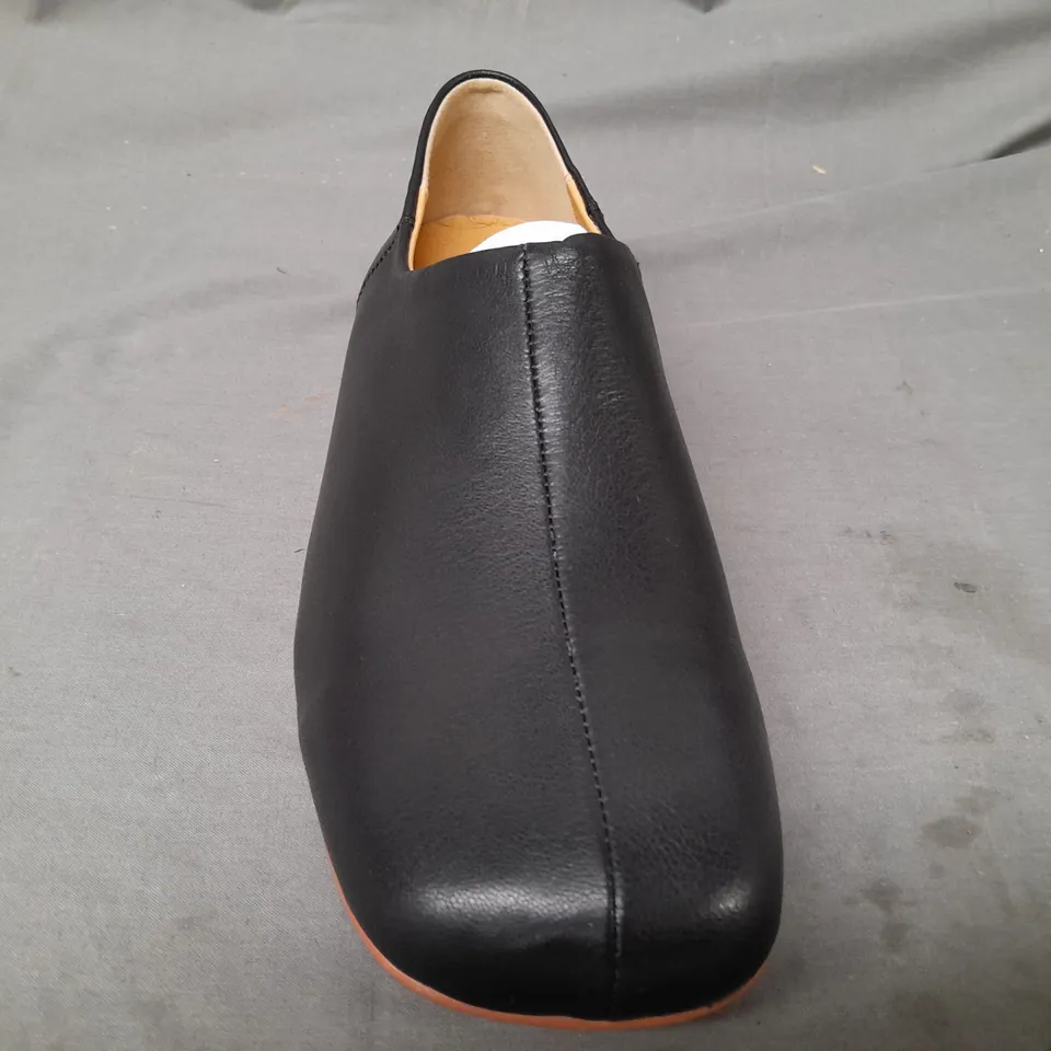 BOXED PAIR OF SASAIA SLIP-ON SHOES IN BLACK EU SIZE 44