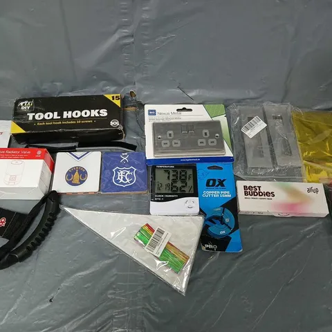 APPROXIMATELY 10 ASSORTED HOUSEHOLD ITEMS TO INCLUDE - AIRUP CHERRY KOLA, NEXUS METAL WALL PLUG, AND COPPER PIPE CUTTER 15MM ETC. 