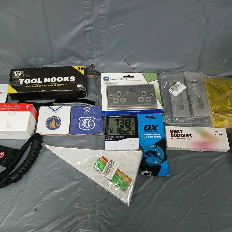 APPROXIMATELY 10 ASSORTED HOUSEHOLD ITEMS TO INCLUDE - AIRUP CHERRY KOLA, NEXUS METAL WALL PLUG, AND COPPER PIPE CUTTER 15MM ETC. 