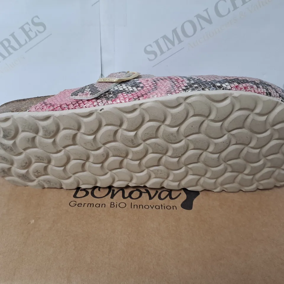 BOXED BONOVA PINK CROCODILE PRINT CLOSED TOE SANDALS SIZE 9