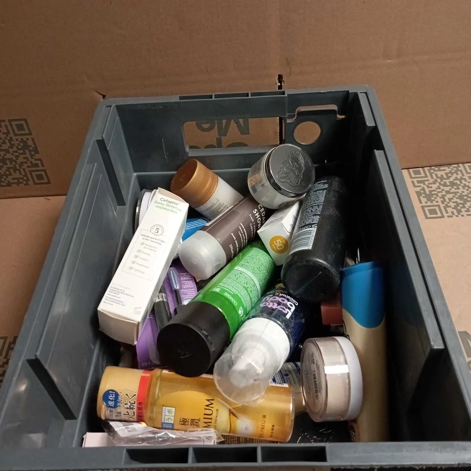 TOTE OF APPROXIMATELY 22 ASSORTED COSMETIC ITEMS TO INCLUDE MANCAVE, CETAPHIL, TRESEMME, NIVEA SUN, SHEER LOOSE POWDER ETC