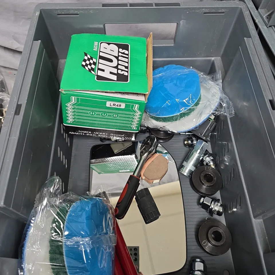 APPROXIMATELY 15 ASSORTED VEHICLE PARTS/ACCESSORIES TO INCLUDE SWITCH PANEL, U-LOCK, AIR FRESHENER ETC 