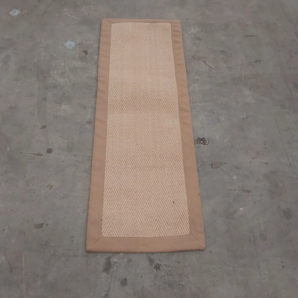 QUALITY DESIGNER AREA RUG - APPROXIMATELY 120 x 40cm