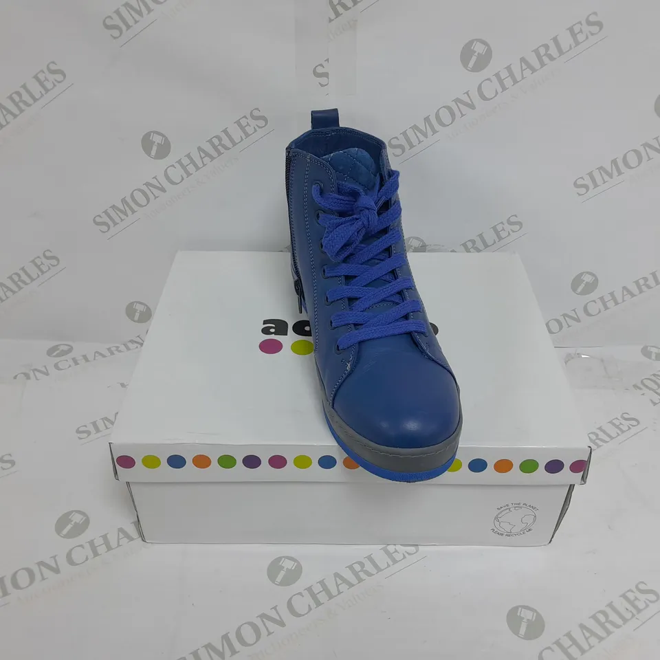 BOXED PAIR OF ADESSO LEATHER HIGH TOP TRAINER BOOTS IN BLUE SIZE 5